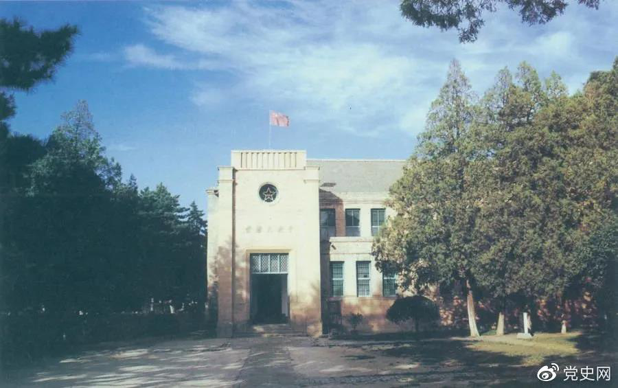 楊家?guī)X革命舊址，位于延安城西北約3公里，是中共中央1938年11月至1947年3月的所在地。